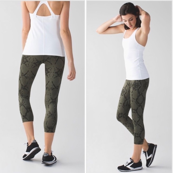 Lululemon Leggings Capri Wunder Under Green Snake Python Print Gym 2 Extra Small - Picture 1 of 5